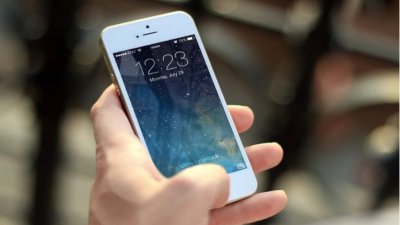КЗП проверява защо мобилни оператори вдигнат цените по действащи договори