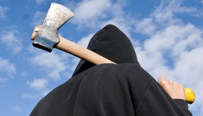 Бесен ухажор подгони жена с брадва