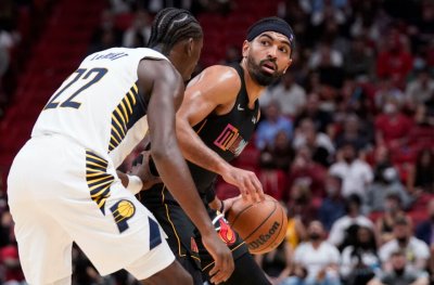 Горещите нанизаха 22 тройки в коша на Индиана