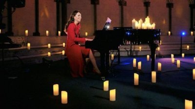 Кейт Мидълтън свири на пиано в коледна песен (ВИДЕО)