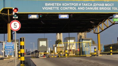 Тонове хартиени отпадъци от България за Румъния спрени на "Дунав мост 1"
