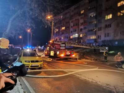 Награди за пожарникарите, спасили 27 души от опожарения блок в Благоевград