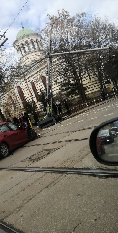 Шофьор блъсна стълб в центъра на София, спря трамваите 