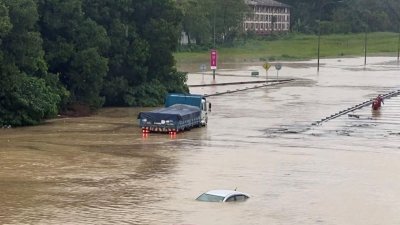 Десетки хиляди евакуирани в Малайзия след наводнения