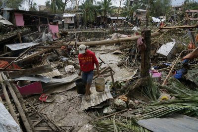 375 жертви на тайфун във Филипините