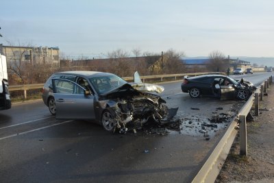 Тежка катастрофа край Благоевград, пожарникари вадят затиснати