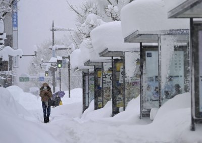 Снегът блокира Япония
