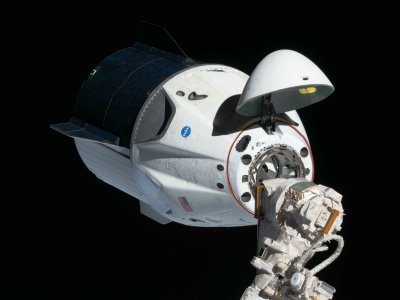 "Dragon" достави коледни подаръци на астронавтите на МКС