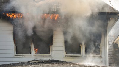 Мъж и две малки деца загинаха при пожар на село