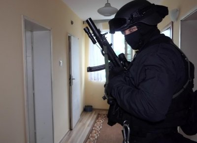 Командос сурвака МВР с 30 бона заради счупен глезен