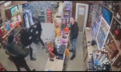 Трима срещу един: Здрав бой в магазин в „Люлин“ (видео)