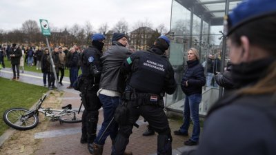 Масови арести след протести срещу COVID мерките в Амстердам