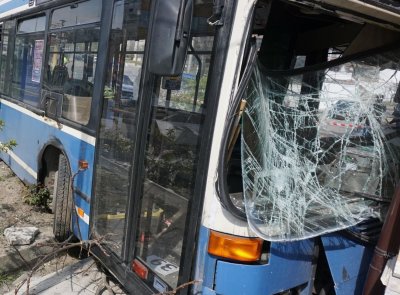 Трима души пострадаха при катастрофа с градски автобус в Русе