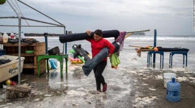 Урагинни ветрове оставиха без ток 200 000 души в Мексико