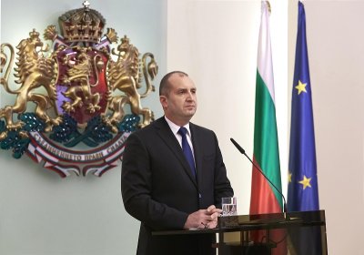 Радев връчва "Мадарски конник" на апостолическия нунций в София
