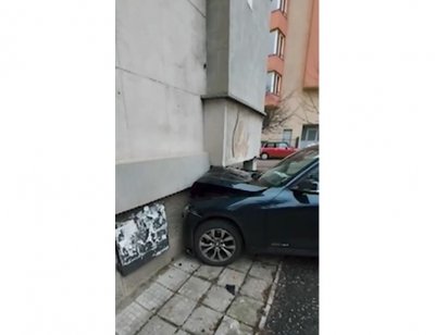 Кола се вряза в балкон на блок в София