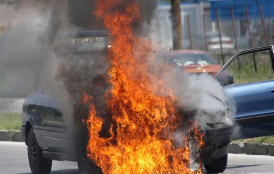 Пироман изпепели две коли на паркинг в Сливен, издирват го