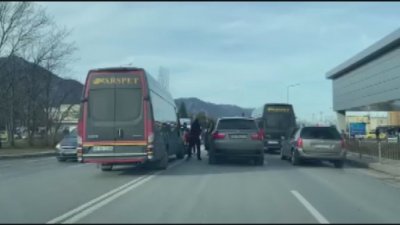 Отново бой на пътя: Конфликт между шофьори завърши със счупени ребра