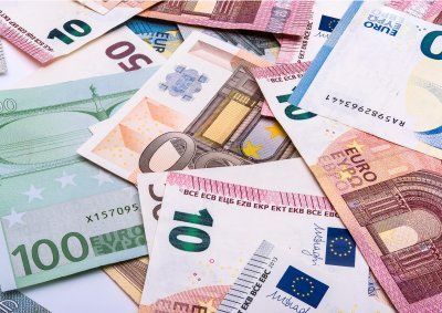 Задържаха контрабандна валута за над 400 000 лв.