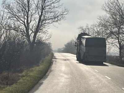 Мъж загина след като автобус с работници и камион катастрофираха (подробности)