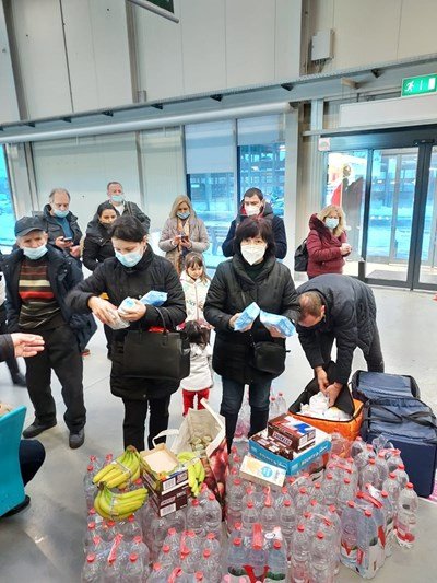 Българите, блокирани във Франкфурт, получиха вода, храна и лекарства