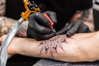 ЕС забранява някои мастила за татуировки и грим