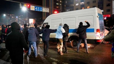 Адът в Казахстан ври, 8 убити полицаи