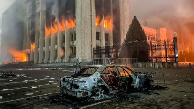 Протестиращи обкръжиха две големи болници в Казахстан