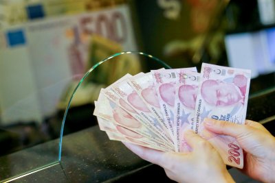 Турската лира поевтиня с близо 3%