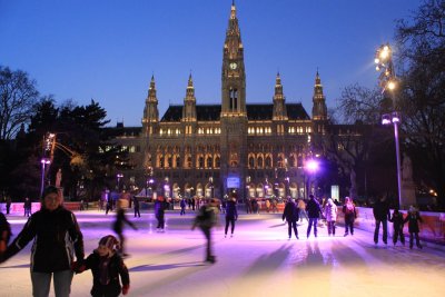 Откриват ледената пързалка пред Виенското кметство