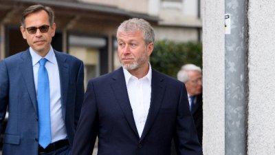 Погнаха Абрамович заради португалския му паспорт