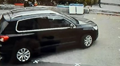 Перничанка влезе с колата си в училищен двор, мина и през стълби