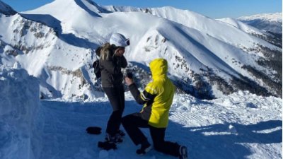 Влюбена двойка се сгоди на връх Тодорка