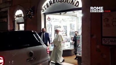 Папата посети изненадващо музикален магазин в Рим