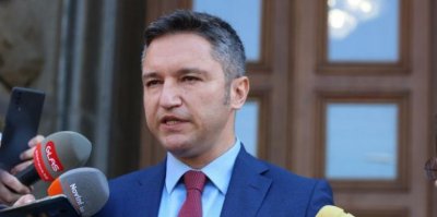 Администрацията на НС напуска сградата на парламента