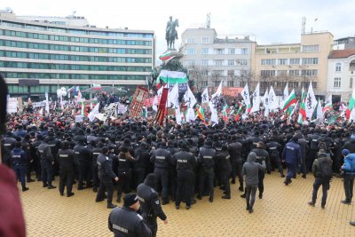 Полицията свали каските си в знак на солидарност с протеста пред МЗ