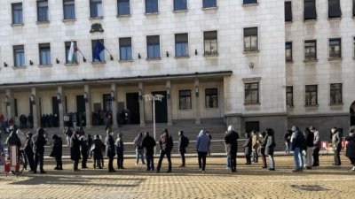 Огромна опашка пред БНБ заради монетата на Гоце Делчев