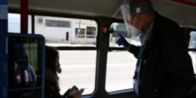 Фалшив инспектор тормози момичета без маски в градския транспорт