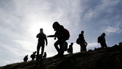 Заловиха седем незаконни мигранти на пътя за Бургас