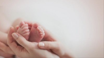 Българката ражда първо дете на средно 27+ години