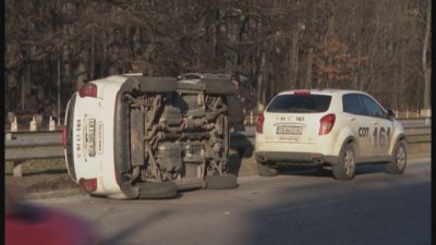 Сотаджийка на 161 се обърна по таван на столичен булевард