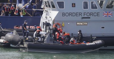 Борис Джонсън призова военните да овладеят потока от мигранти