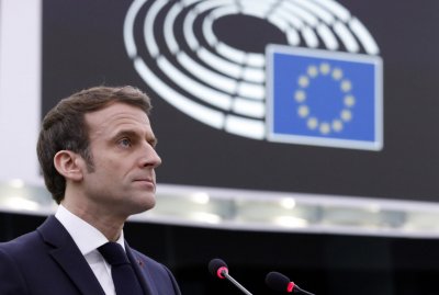 Френски евродепутати попиляха Макрон