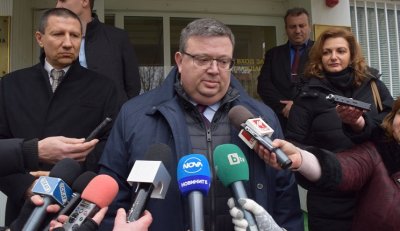 Антикорупционната комисия преслушва Цацаров