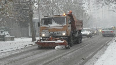 137 машини обработват пътищата в София