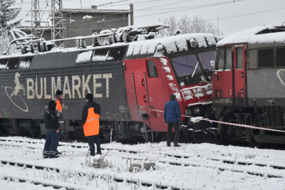 Грешка на машиниста може да е причина за удара на локомотивите 