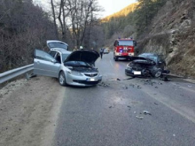 Трима души пострадаха при катастрофа край Разлог, дете е с опасност за живота