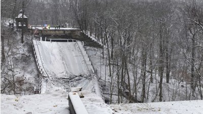 Затрупан със сняг мост в Питсбърг Пенсилвания се срути тази