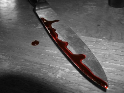 Дъщеря заключи майка си и намушка с нож сестра си
