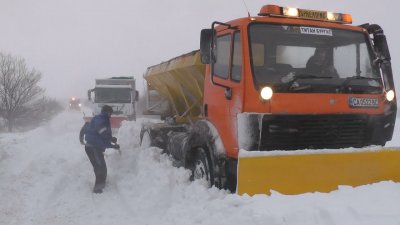 Задържаха пиян шофьор на снегорин край Приморско
